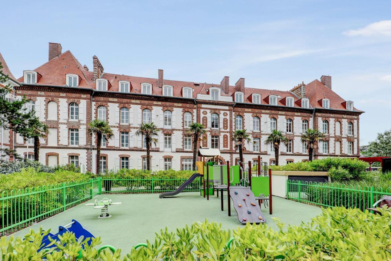 Residence Pierre & Vacances Premium Presqu'Ile De La Touques Deauville Exteriör bild The school's main building