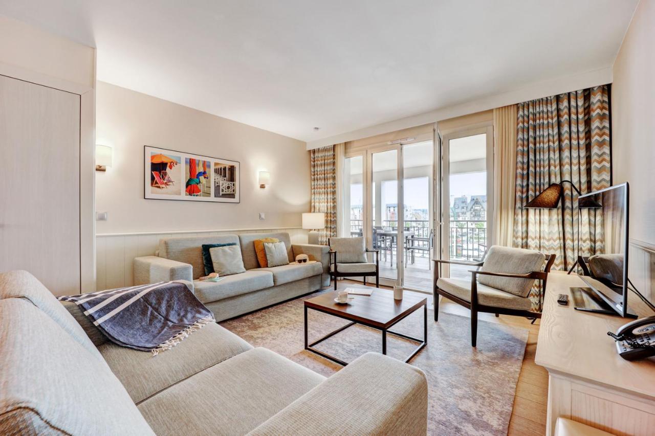 Residence Pierre & Vacances Premium Presqu'Ile De La Touques Deauville Exteriör bild A living room in a typical apartment