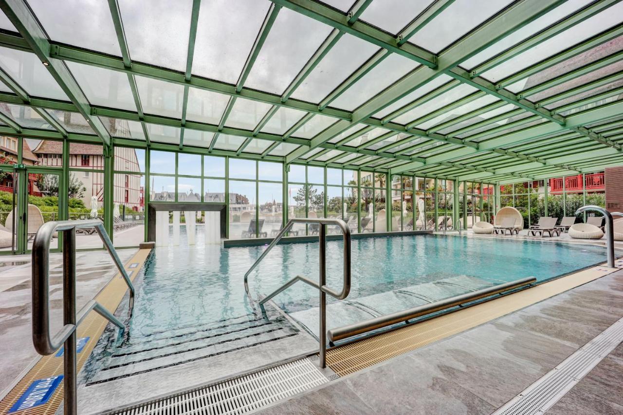 Residence Pierre & Vacances Premium Presqu'Ile De La Touques Deauville Exteriör bild The swimming pool
