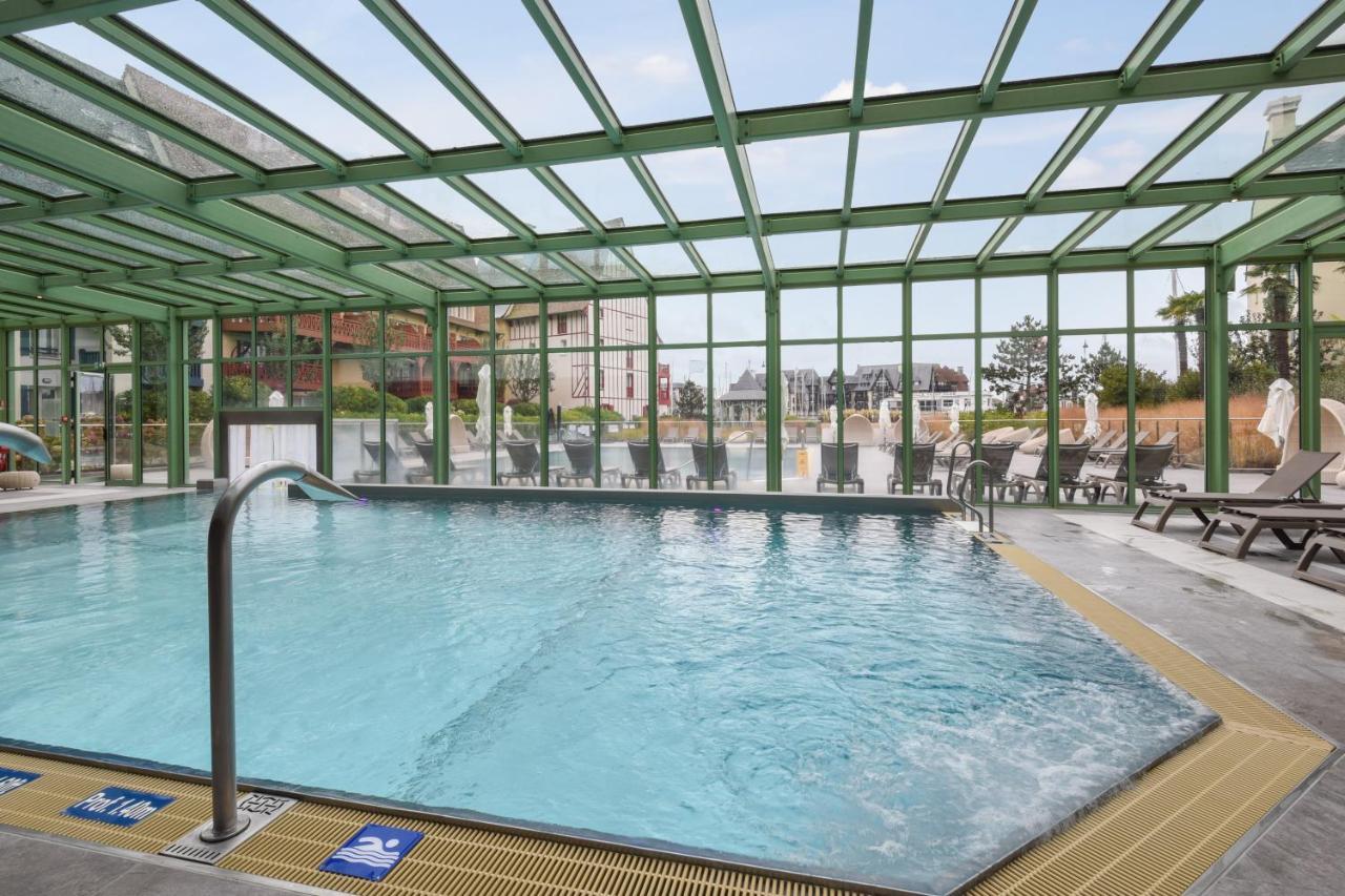 Residence Pierre & Vacances Premium Presqu'Ile De La Touques Deauville Exteriör bild The swimming pool
