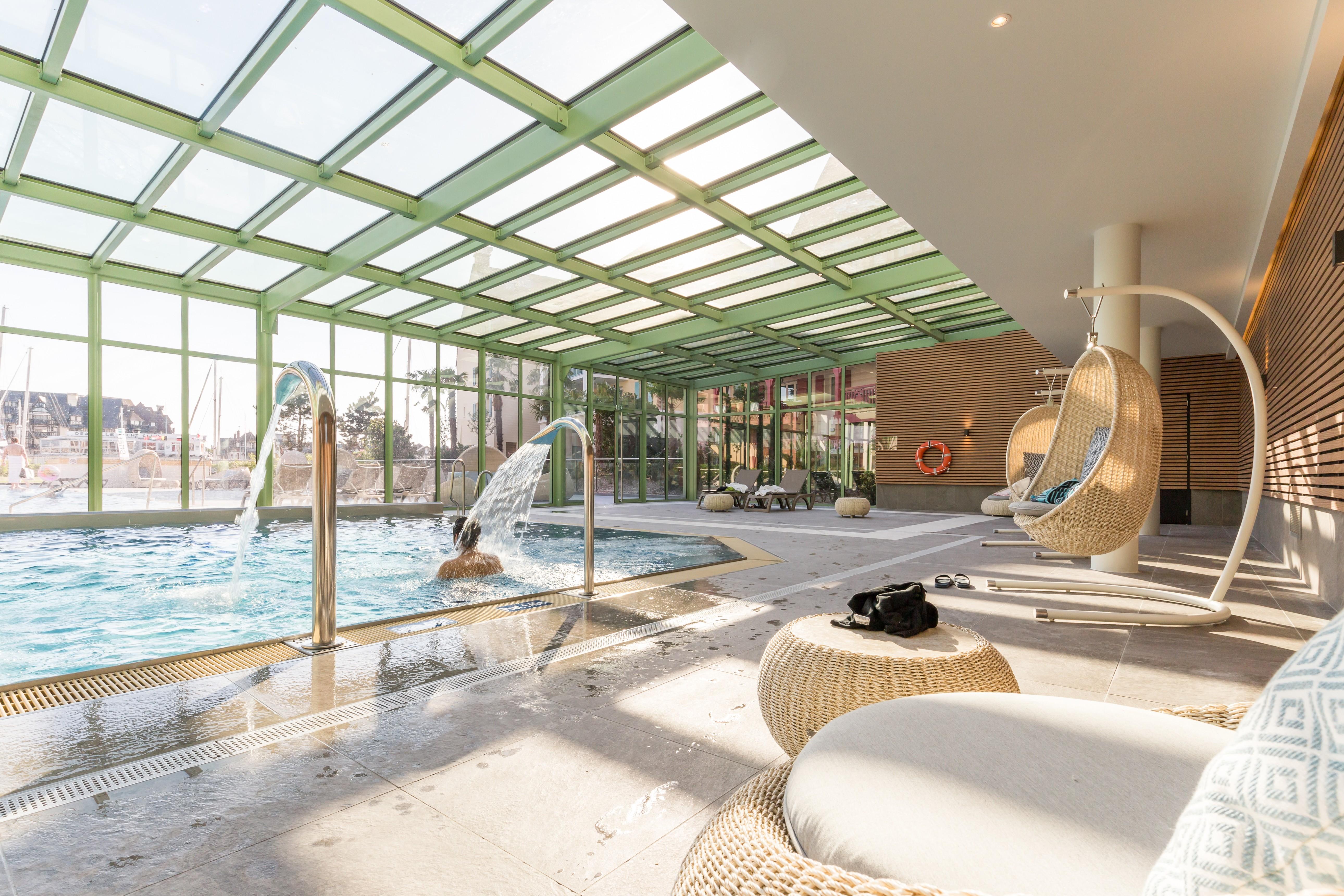 Residence Pierre & Vacances Premium Presqu'Ile De La Touques Deauville Exteriör bild The pool at the 100 East 53rd Street building