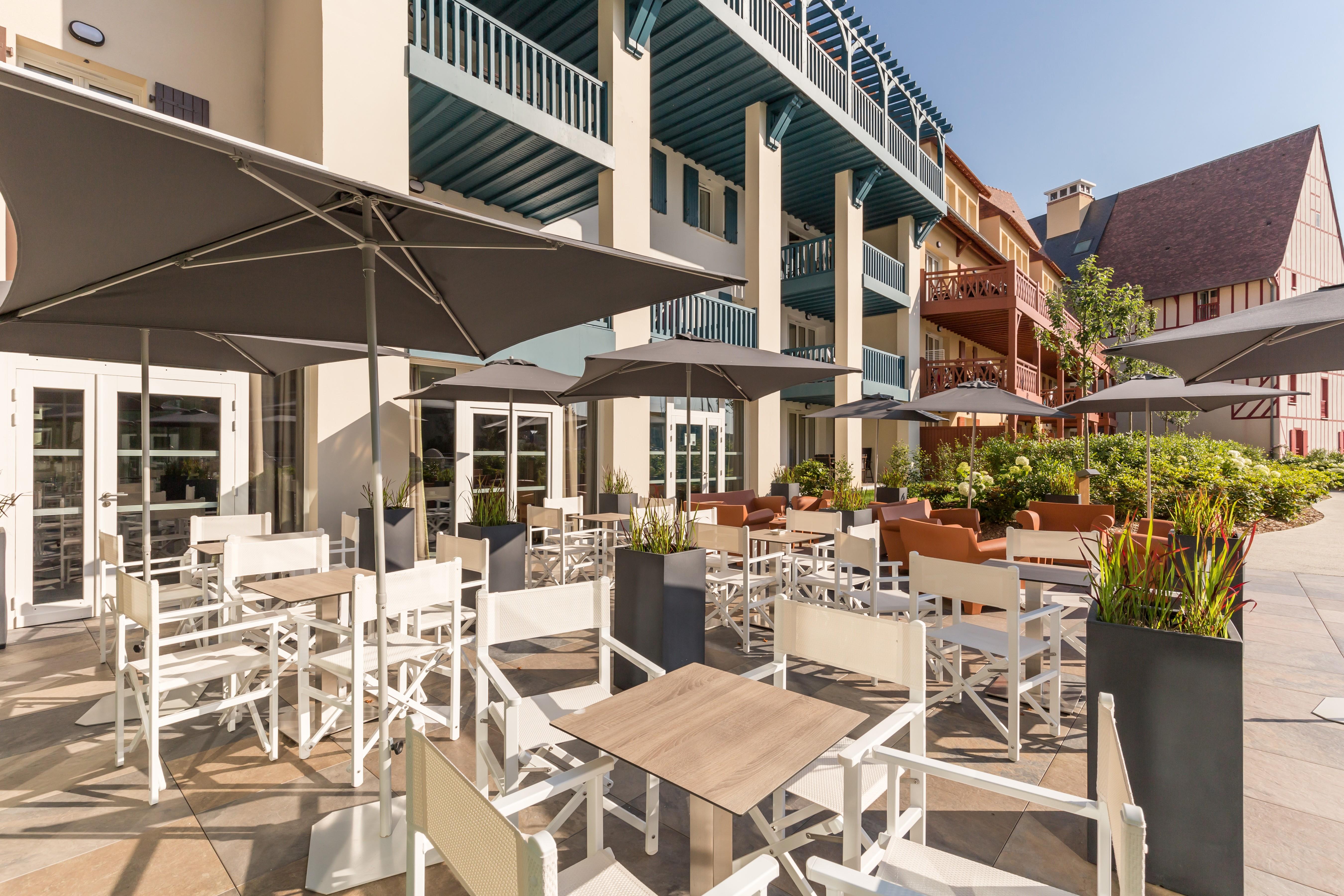 Residence Pierre & Vacances Premium Presqu'Ile De La Touques Deauville Exteriör bild The hotel's terrace