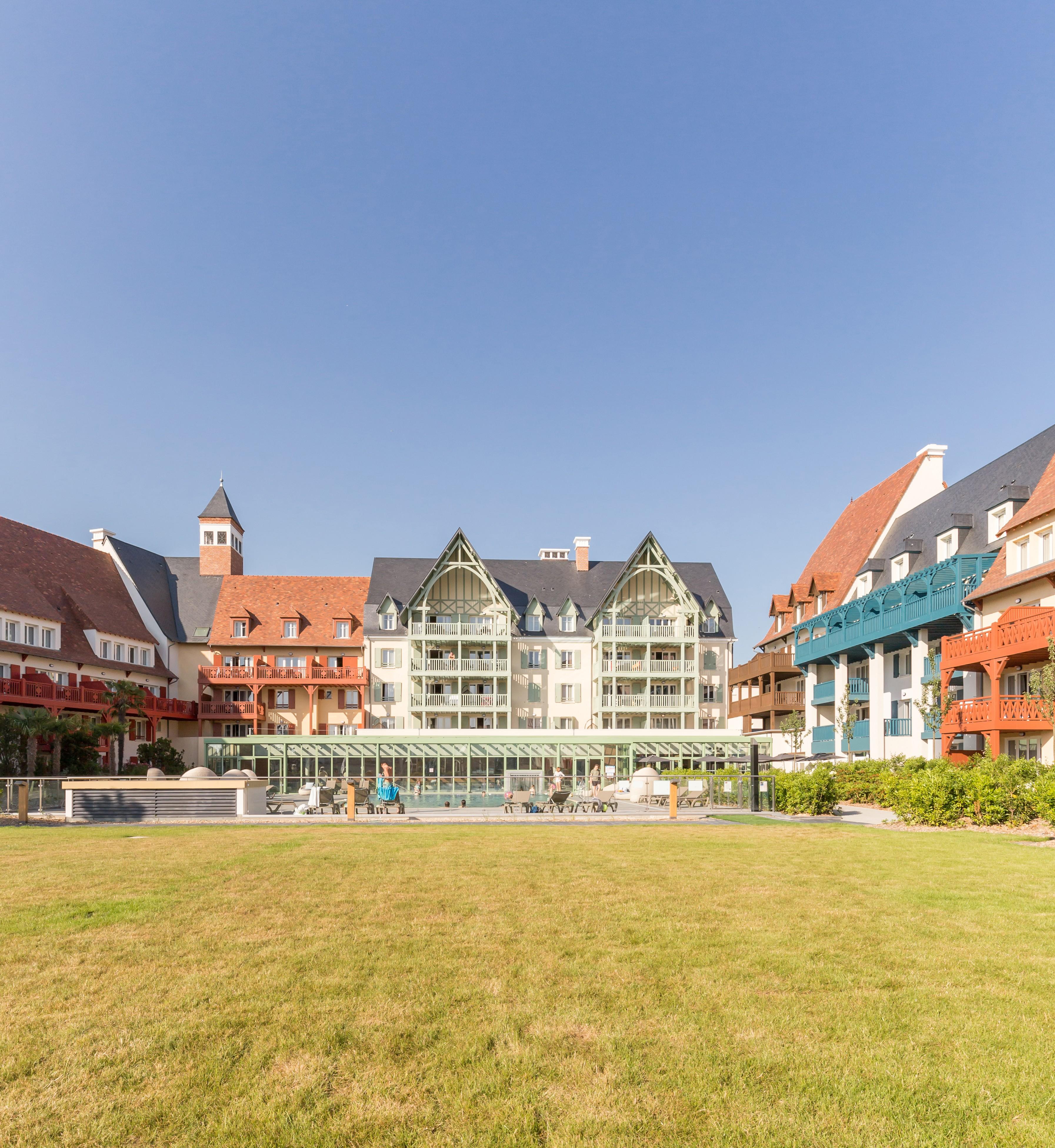 Residence Pierre & Vacances Premium Presqu'Ile De La Touques Deauville Exteriör bild Residential buildings in the new town