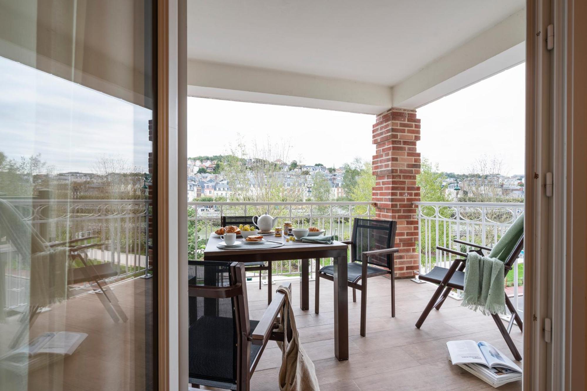 Residence Pierre & Vacances Premium Presqu'Ile De La Touques Deauville Exteriör bild A balcony