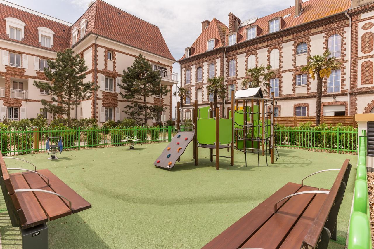 Residence Pierre & Vacances Premium Presqu'Ile De La Touques Deauville Exteriör bild Playground