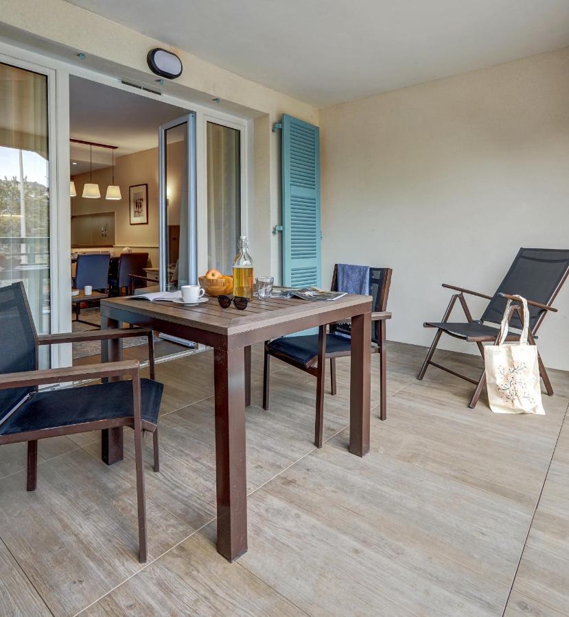 Residence Pierre & Vacances Premium Presqu'Ile De La Touques Deauville Exteriör bild A balcony at a serviced apartment in Munich, Germany